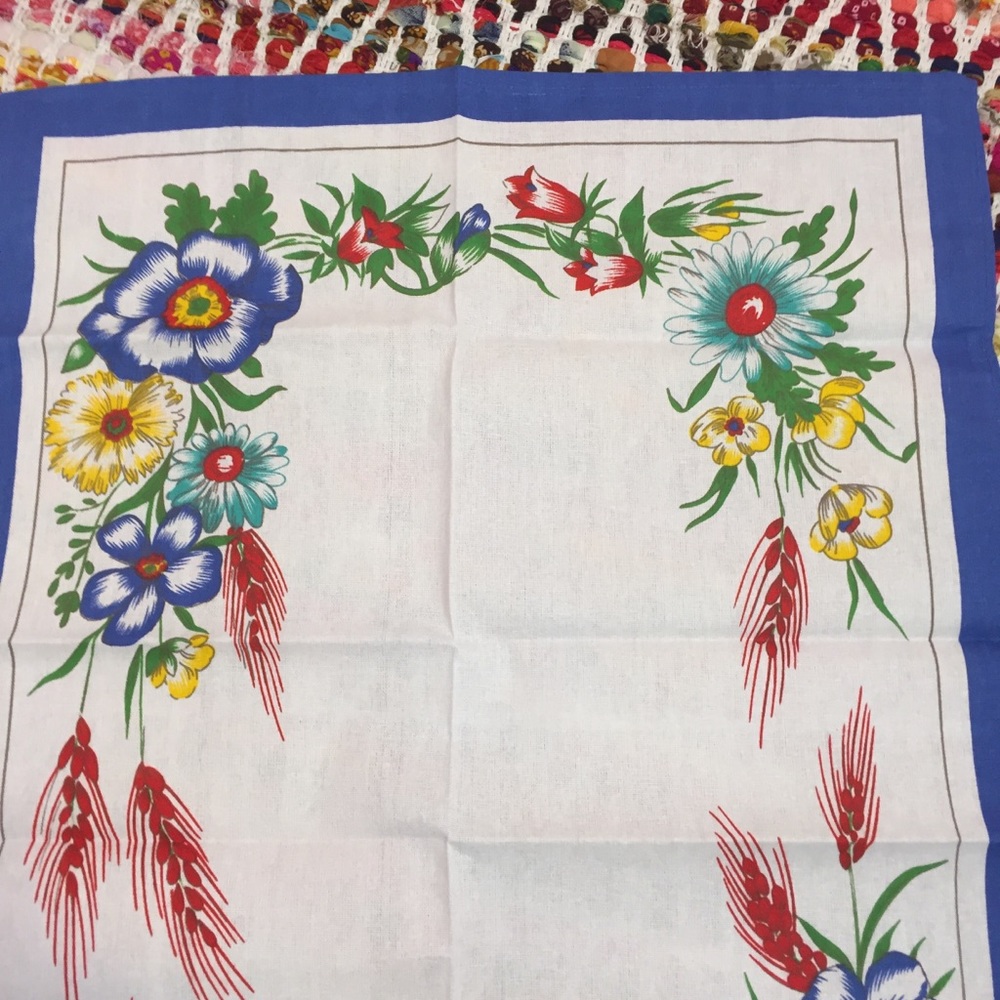 NOS Bright Floral Table Cloth - Picture 4 of 7